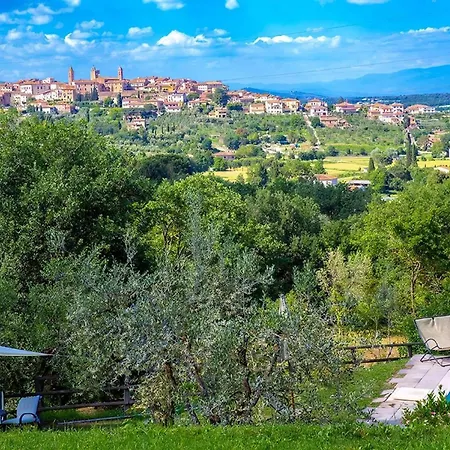 In Mit Grossem Grill Monte San Savino